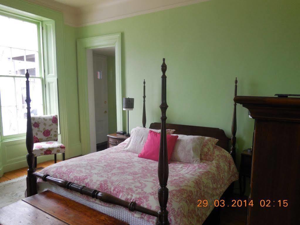 Mackechnie House Bed & Breakfast Кобург Екстериор снимка